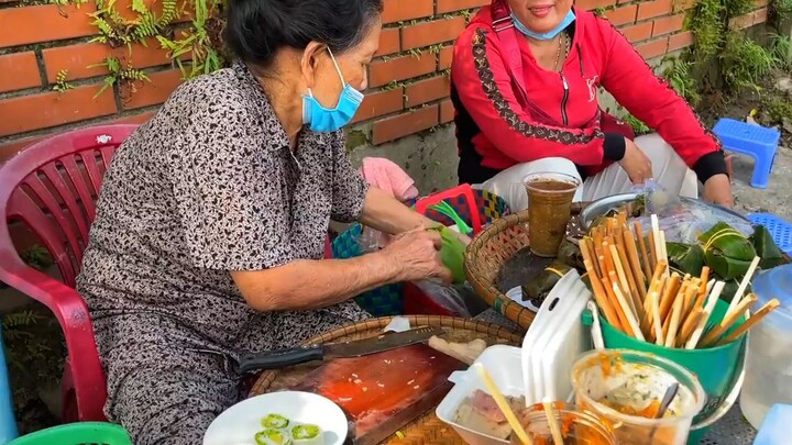 Đến Huế nhất định phải ghé Bánh Cuốn Tôm Chua Mệ Hạnh quán duy nhất còn sót lại