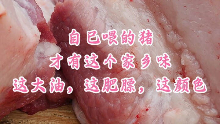 Lợn do chính tay mình nuôi mới có đúng vị quê nhà, mỡ to thế này, lớp mỡ dày thế này, màu sắc cũng t