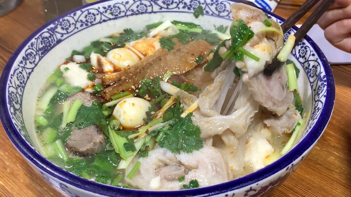 Anh bạn háu ăn đến sinh nhật, chẳng thích đồ sang chảnh mà chỉ mê lòng lợn; nướng thịt, thịt dăm bìa