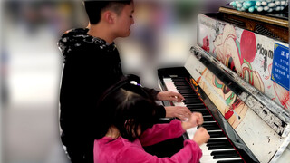 A boy covers " 紅蓮の華" with piano in the street