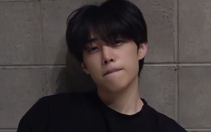 Kim Seonwoo | “Bukankah kamu yang mendorongku pergi dengan kata-kata dinginmu?”