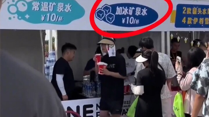 At a music festival in Tianjin, a booth gave water a fancy “new look,” instantly sending its price t
