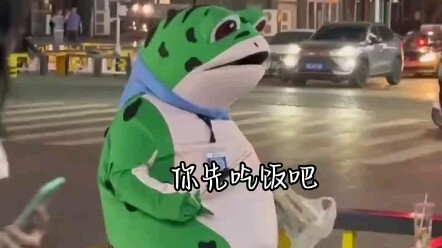 白天上班晚上卖气球，“小青蛙”遇到委屈 难过大哭，警察叔叔抱头安慰：男子汉先吃饭。
