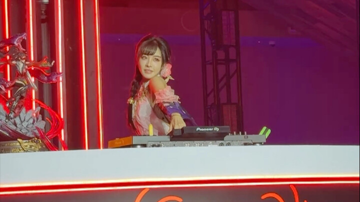 هذه الأخت بارعة جدًا في الرقص!