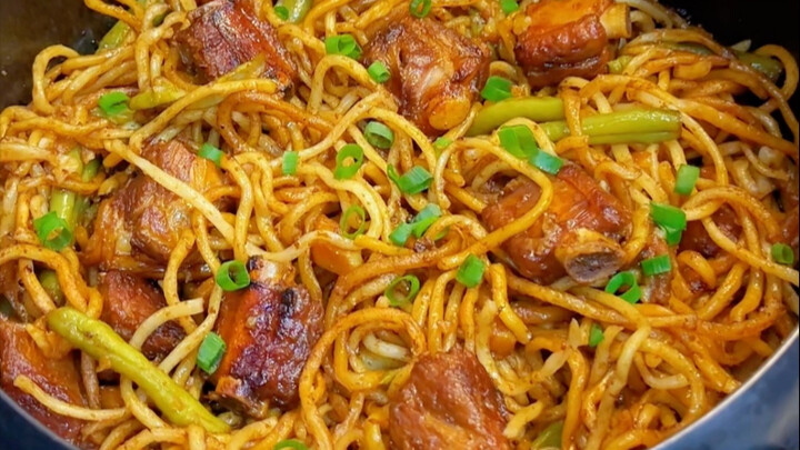 孩子点名要吃的铁锅排骨豆角焖面，香迷糊了#我的厨房日记 #铁锅焖面#豆角焖面#排骨焖面#内蒙古美食