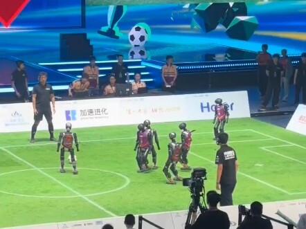 Mệt nhất trong giải bóng đá robot chính là cáng cứu thương!