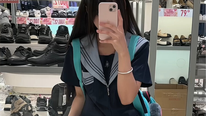 Bosan pakai rok kotak-kotak? Seragam pelaut juga oke kok~