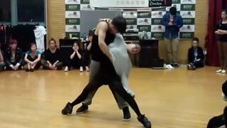 舞林大会封神之作！ 檀健次街舞+伦巴，这就是初代男团的实力！《黑与白》练习室版绝对封神！当年这部作品在舞林大会也是全场最高分！22岁的檀多多可爱又有魅力！