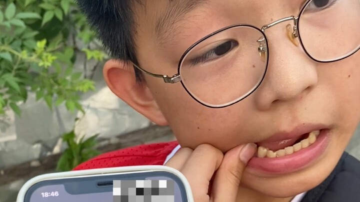 Cậu nhóc này chắc cũng không ngờ rằng chuyện đánh rơi điện thoại lại xảy ra với chính mình đâu