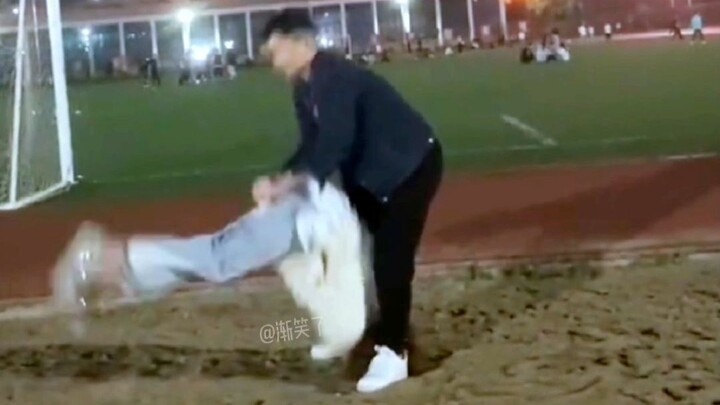 Video kocak ini bikin aku ngakak berat, si cowok malah menanam pacarnya di tanah.