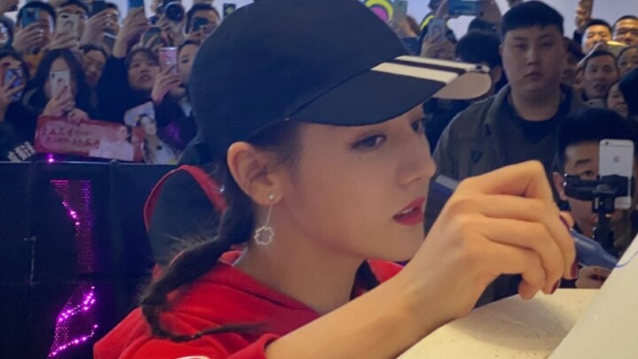 Dilraba Dilmurat, real-life close-up shot without any beauty filters—so gorgeous it made me cry. I’m