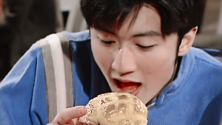 Holy cow! He’s so cute! No wonder Hong Kong superstars are all vying to hold him!