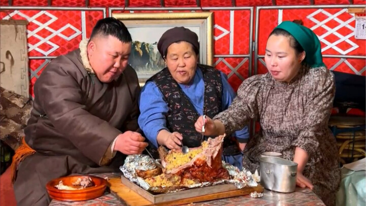 Trời đã tối rồi, nửa con cừu cuối cùng cũng vừa ra lò, thịt cừu non mềm mịn ăn kèm cơm, ngon tuyệt!