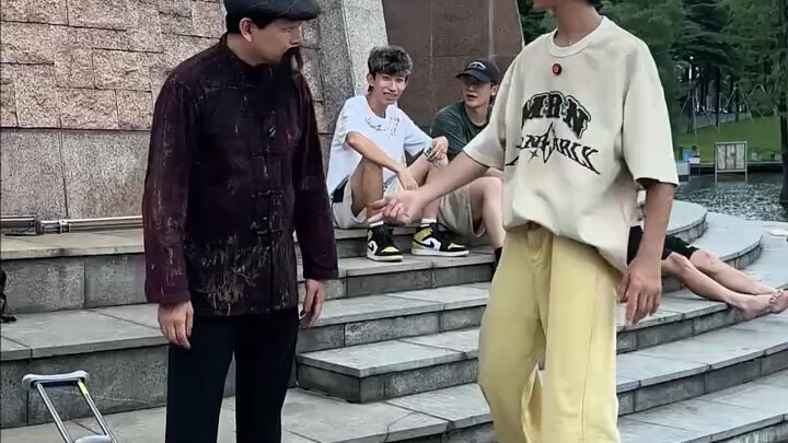 Định nghiêm túc dạy ông cụ kỹ thuật trượt xoay, nhưng kết quả thì…