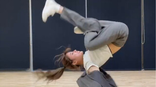 Who says women are inferior to men? The strongest hip-hop girl, with superb dancing skills, the last