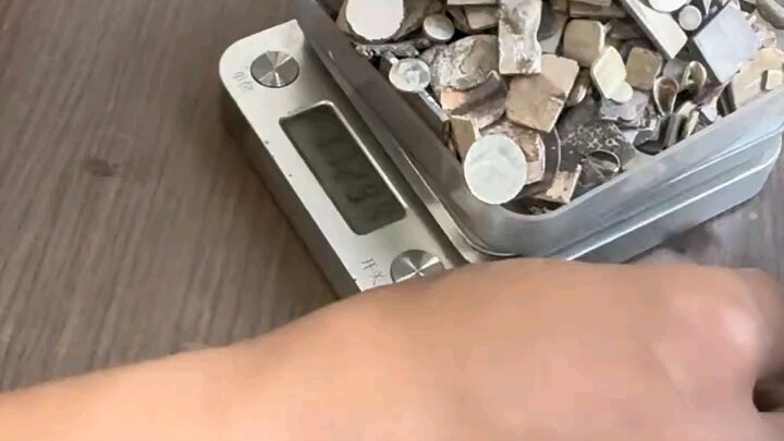 A can of junk sells for 9,000 yuan