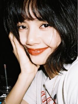 Lisa’s iconic bracelet-drop moment, with the final shot being a cheerful “arrogant Sasa” #lisa#jisoo