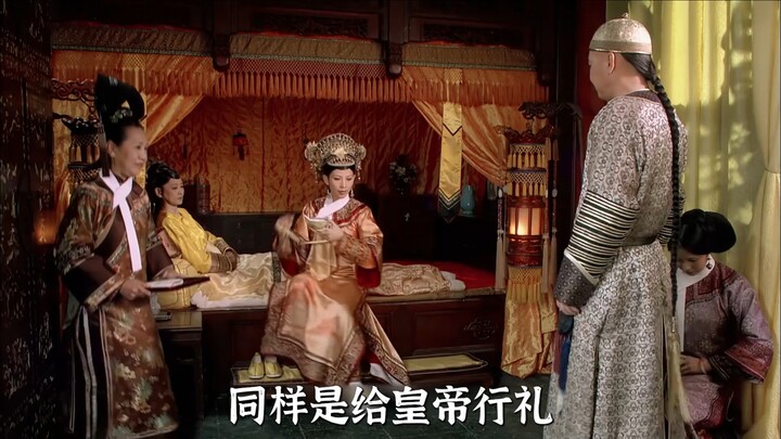 When paying homage to the emperor, why does the empress perform a deep bow while Zhu Xi offers only 