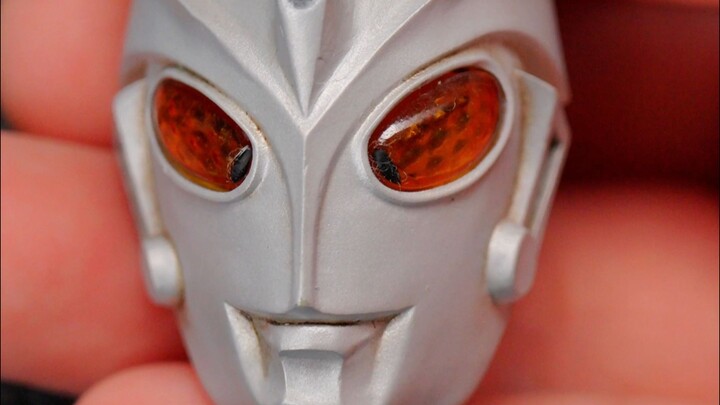 I spent 1,000 yuan to buy a very dirty Ultraman Ace statue [It’s not a toy]