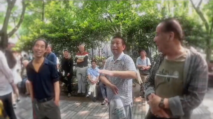 No wonder this Sichuan elder makes German tourists feel right at home!