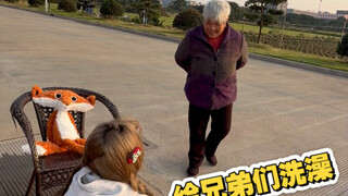 Giving my brothers a nice bath~