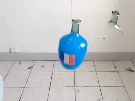 لحظة تفجير الزجاجات الزجاجية عند اصطدامها ببعضها البعض للتخفيف من الضغط