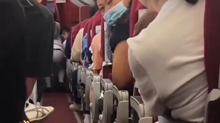Tiếp viên: Xin lỗi quý khách! Bên kia là khoang hạng nhất!