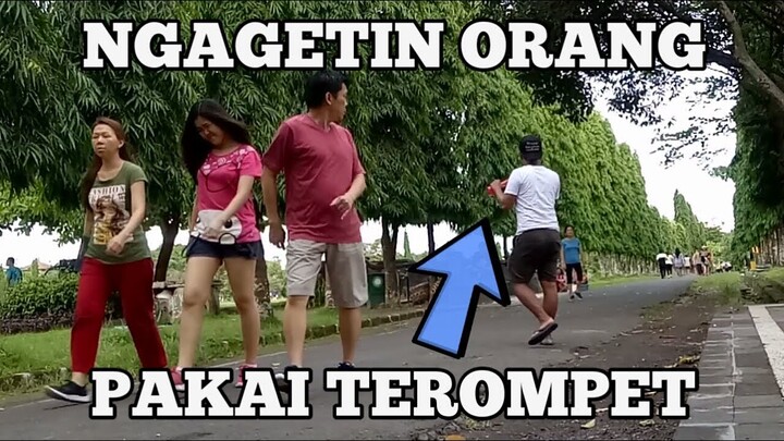 GOKIL!!! NGAGETIN ORANG DENGAN TEROMPET SPESIAL TAHUN BARU [PRANK INDONESIA]