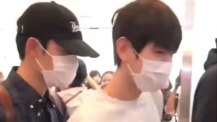 【EXO】Baekhyun with the silly hair tuft, yanked to the front by Kyungsoo～