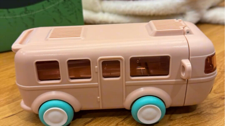 My Fun: This water cup with a built-in rolling wheel is seriously cool—how could you not want to dri