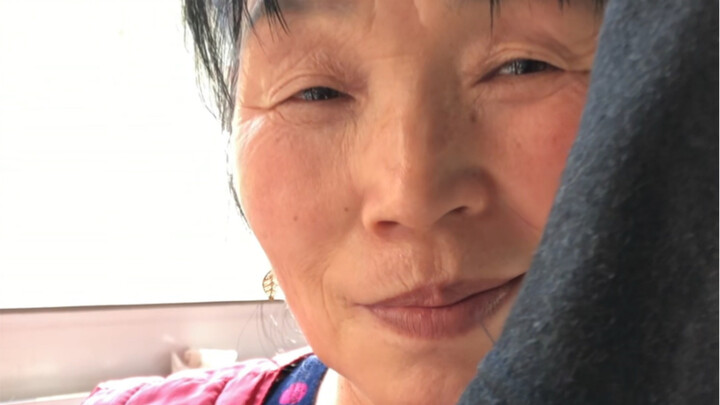 Ibu saya menolak berdamai dan justru memandang saya dengan sinis.