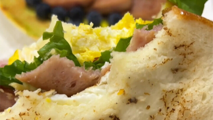 Resep sandwich dua lapis berisi banyak saus yang ditemukan ibuku saat aku masih di sekolah dasar