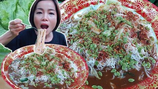 กินข้าวปุ้นน้ำปลาแดกนัวๆใส่เม็ดกระถิน กินเสร็จ ฝนตกมาอย่างหนัก