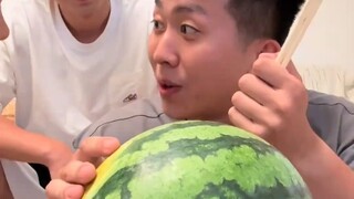 男生给女友展示用筷子开西瓜，下一秒的操作笑不活了……  @陈贝香