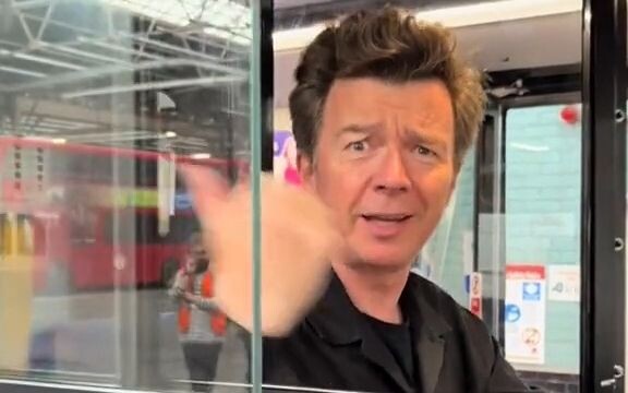 Rick Astley的诈骗公交车 #YYY字译组#