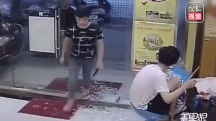 [مضحك] تَشاجِروا كما شئتم، لكن لا تزعجوني وأنا أكل!