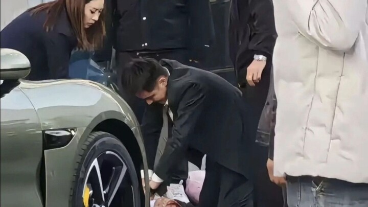 بطل الرواية في مركز توصيل، محتار تمامًا ومرتبك.