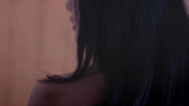 Beauty takes a bath and seduces male colleague
