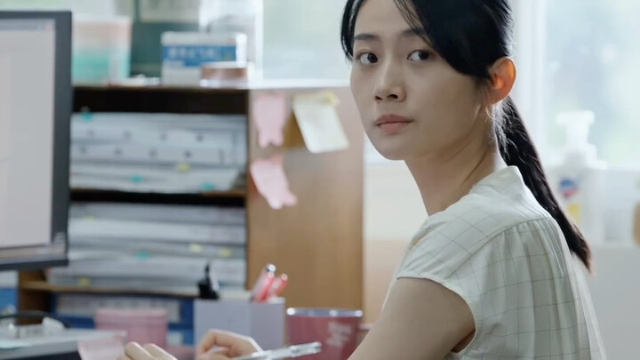 เจ้าหน้าที่เก๋าเกมในสำนักงานคณะกรรมการพรรคประจำอำเภอรังแกเด็กใหม่ไร้ประสบการณ์