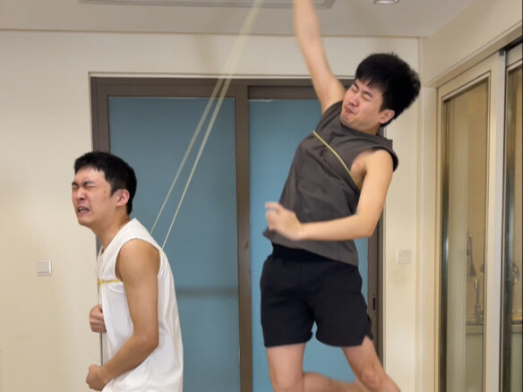 Cepetan panggil temanmu buat nonton tantangan lempar bola pingpong!