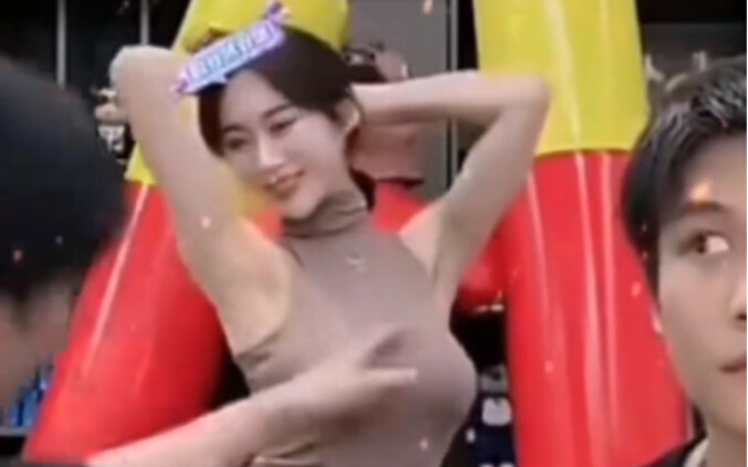 In Xiao Yang's livestream, a beautiful and sexy brand representative did a little dance—hahaha