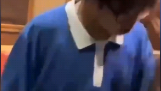 深圳多名职校学生餐厅内欺凌中年男子？对其泼洒饮料 投掷易拉罐。学校回应：目前已经报警。