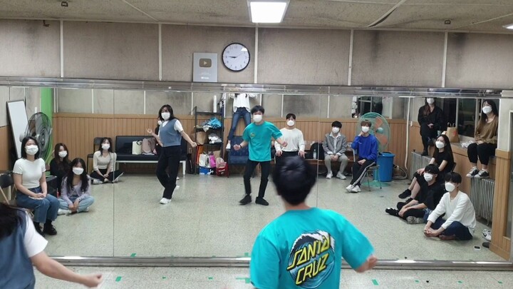Siswa klub menari mengikuti lagu Really Really + Left & Right - WINNER + Seventeen