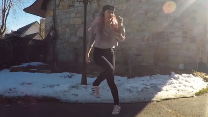 When the coolest BGM is paired with the coolest shuffle dance, foreign dancers show their talents to