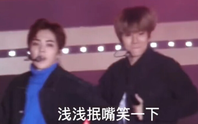 Người quen không được nhìn thẳng vào nhau trên sân khấu.