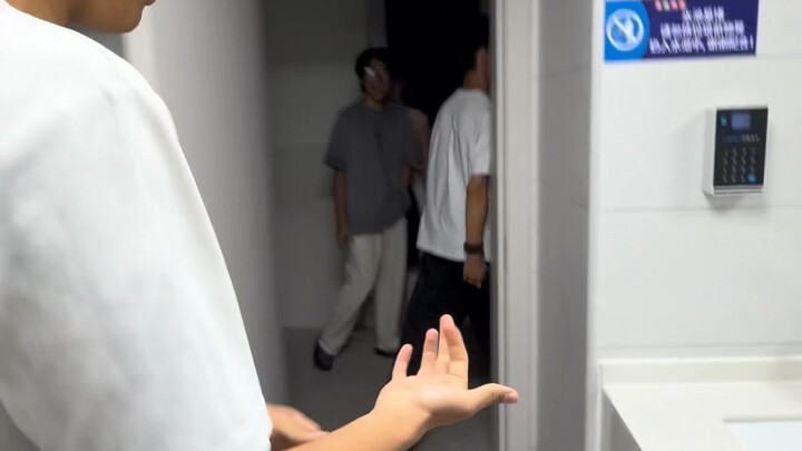 Di kamar mandi sebuah universitas 211 di Shanghai muncul celana dalam “Mojin”, rekaman nyata seluruh