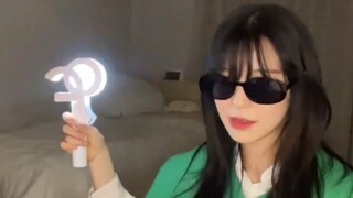 【Fromis_9】แพคจีฮอน ศิลปินตาบอดที่ถูกแท่งเชียร์ของตัวเองสะท้อนแสงจนตาพร่า