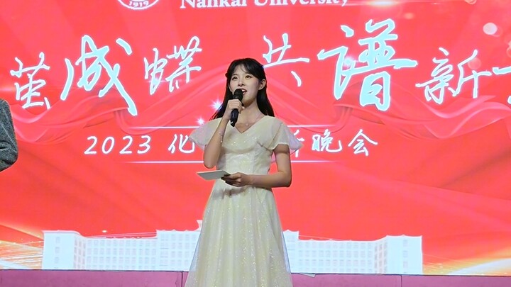 Sebenarnya, aku selalu cemas dan tersiksa setiap kali akan naik ke panggung, tapi kalau diberi kesem