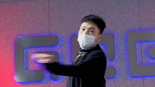 What's the matter with being both sexy and cool?! A white-skinned boy with abs danced to SEXYBACK, a