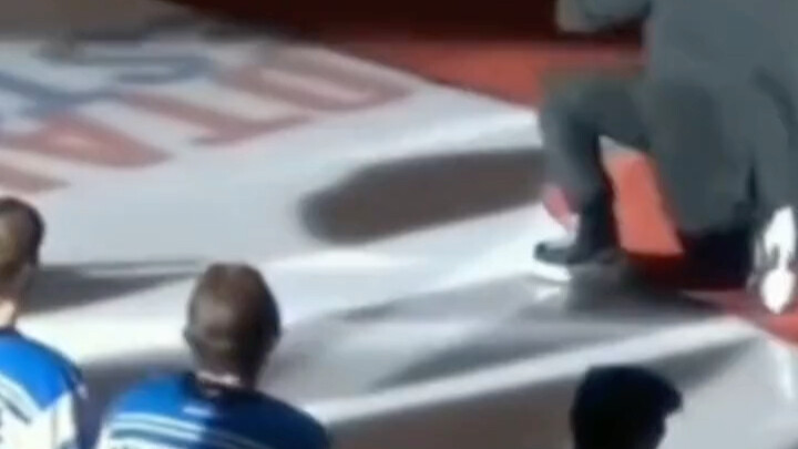 أي عبقري ابتكر فكرة فرش السجاد في حلبة التزلج؟